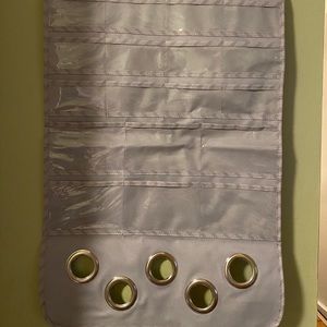 Hanging accessories holder